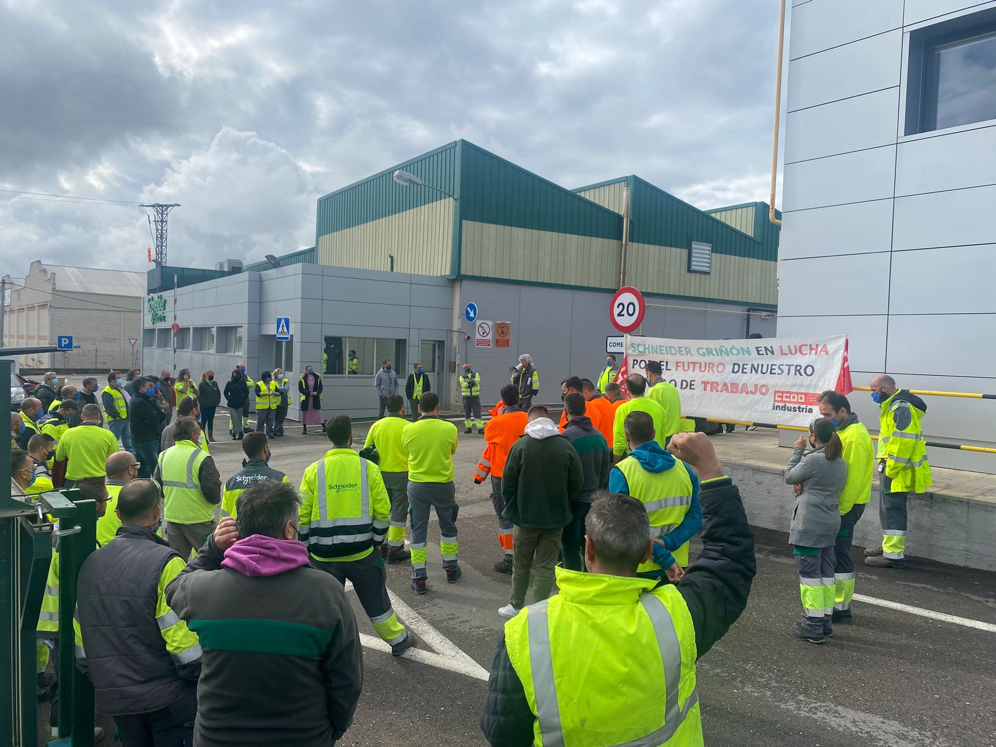 Los trabajadores de Schneider han aprobado en asamblea un nuevo calendario de movilizaciones en defensa de sus puestos