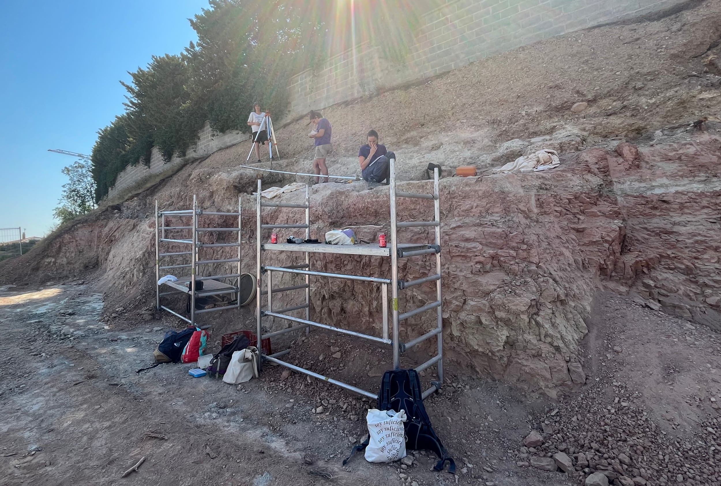 Un moment de l'excavació a Tàrrega on s'han trobat noves restes òssies de la necròpolis jueva de Les Roquetes. Foto: Ajuntament de Tàrrega.