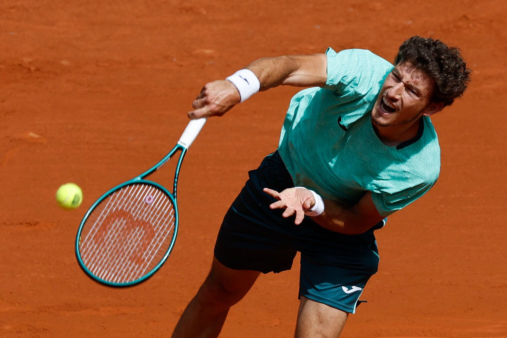 MADRID, 23/04/2026.- El tenista español Pablo Carreño devuelve la bola al húngaro Márton Fucsovics durante su partido de primera ronda del Mutua Madrid Open disputado este jueves en la Caja Mágica, en Madrid. EFE/ Chema Moya