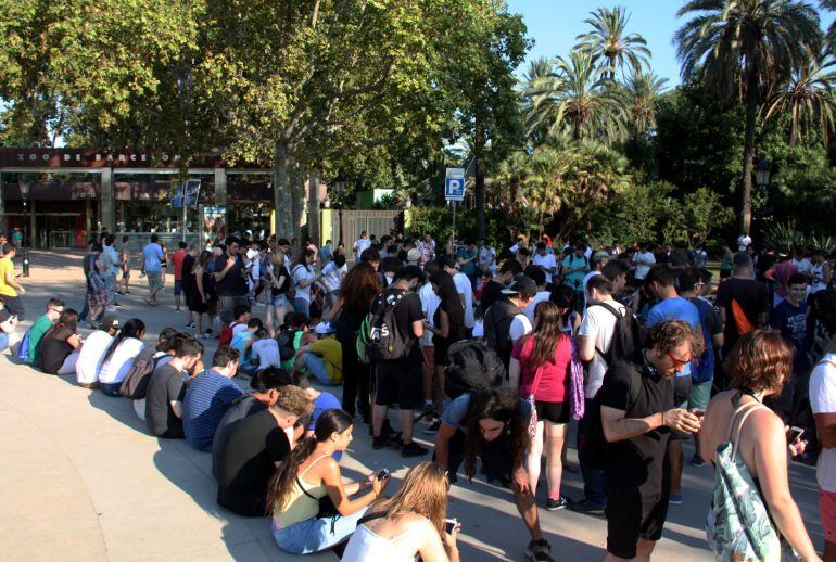 L'entrada del Zoo de Barcelona, plena de gent jugant al Pokémon Go