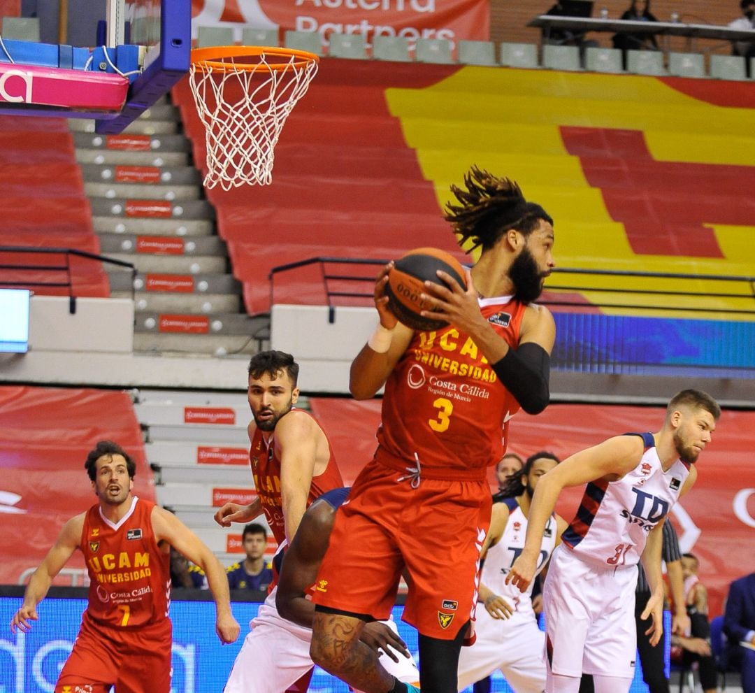 James Webb con el balón