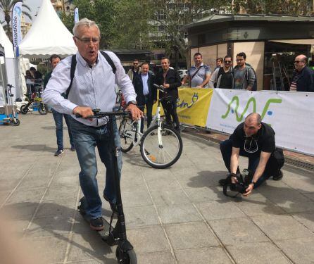 El alcalde, Joan Ribó, probando un patinete eléctrico