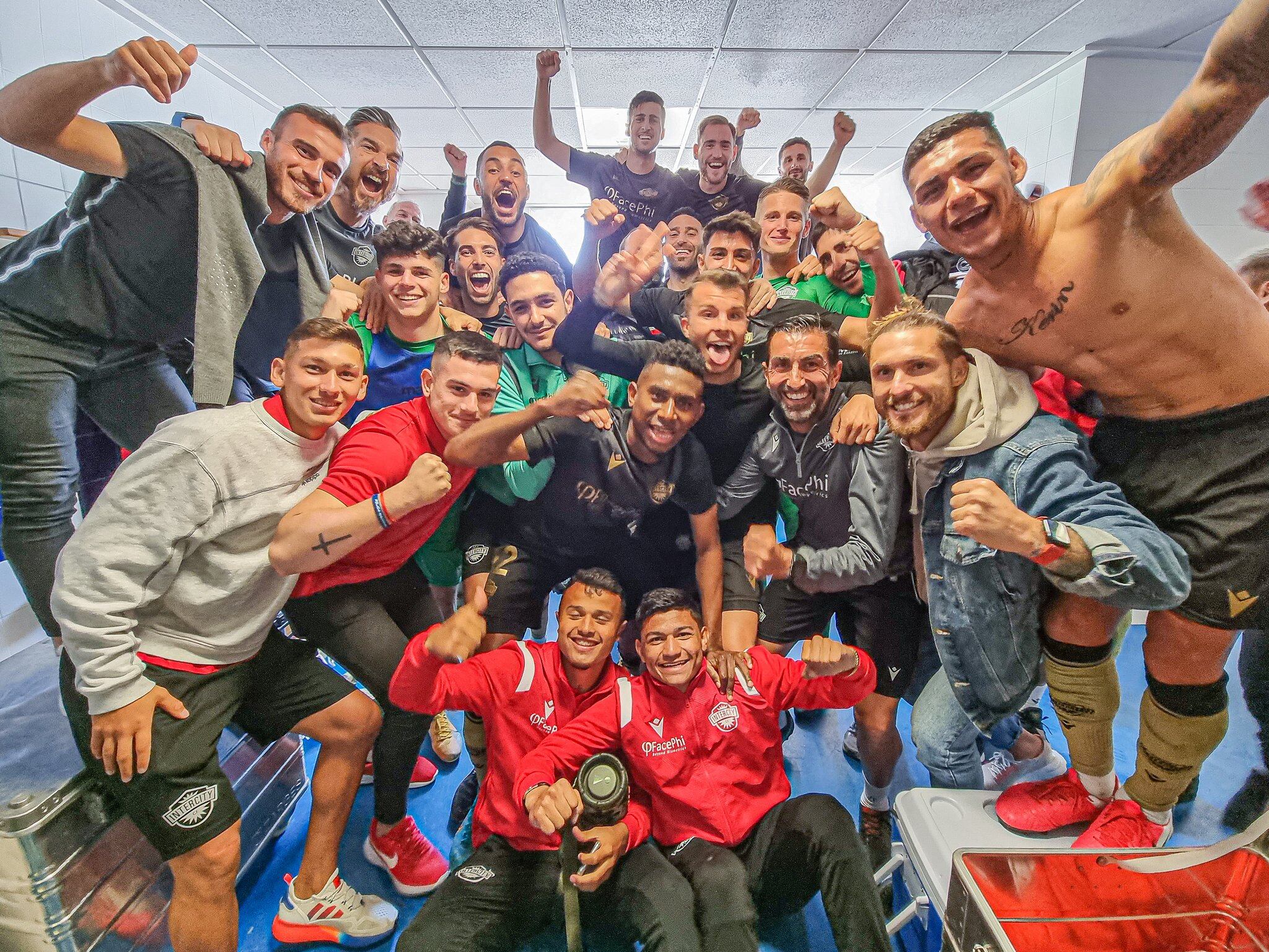 Jugadores del Intercity celebrando la victoria frente al Alzira (3-0)