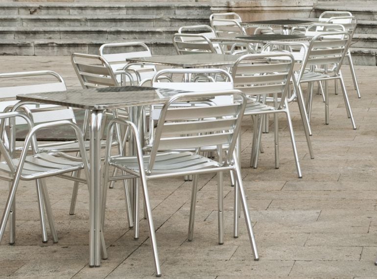 Imagen de archivo, sillas en la terraza de un bar