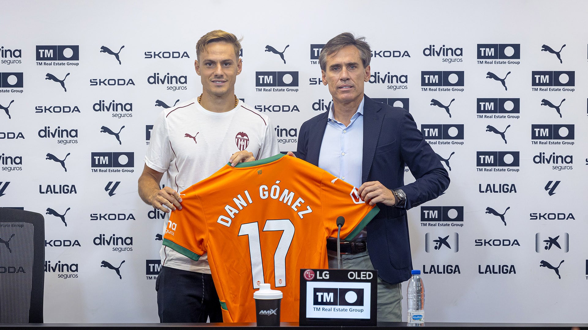 Dani Gómez, junto Miguel Ángel Corona, en su presentación como jugador del Valencia