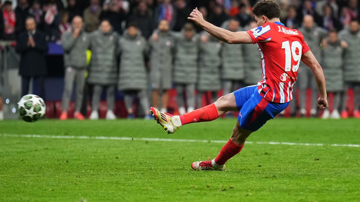 El Atlético de Madrid se pronuncia tras el penalti de Julián Alvarez: "Es un error en el uso del VAR" | Fútbol | Cadena SER