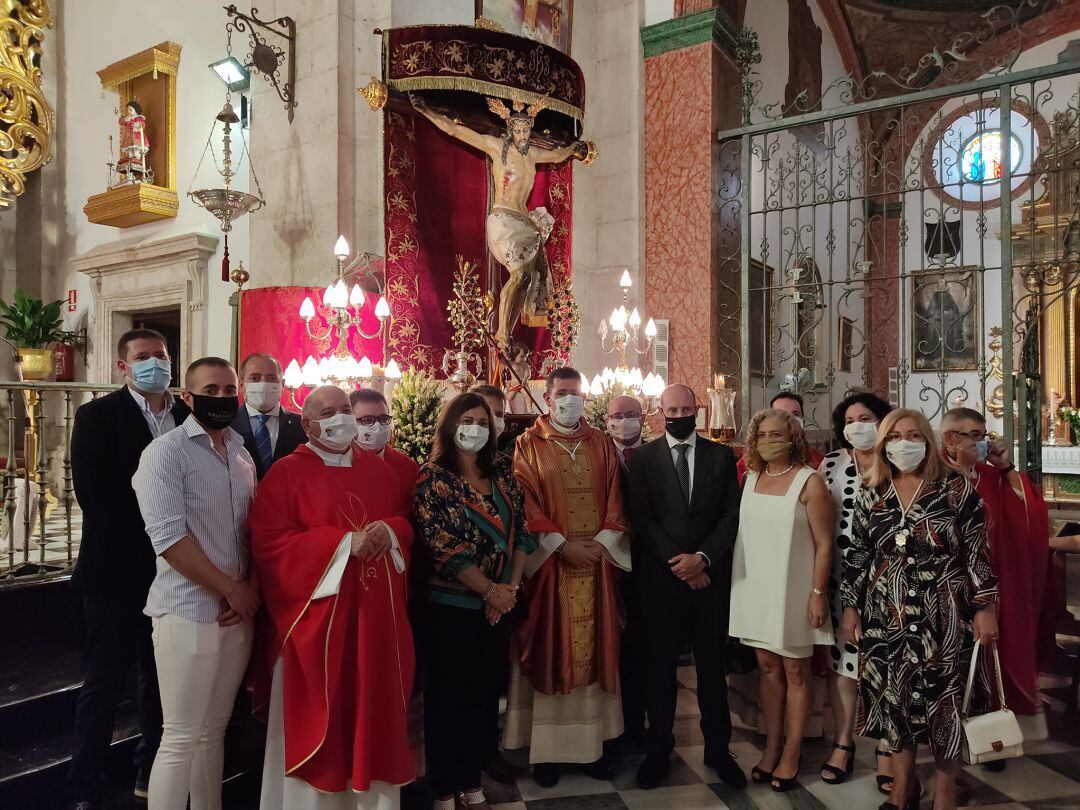 Miembros de la coporación local posan con miembors de la Hermandad del Santísimo Cristo de la Misericordia y los párrocos que celebraron la Fiesta Religiosa