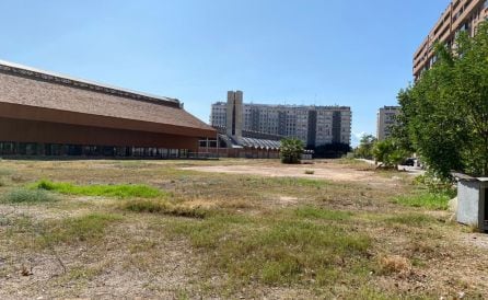 Retiran una valla metálica en el barrio de Penyarroja tras resultar herida una niña del barrio