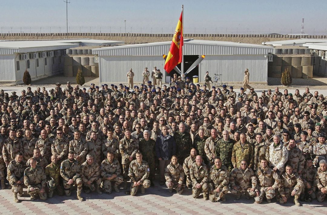 El rey emérito, Juan Carlos I, junto al exministro de Defensa, José Antonio Alonso, junto a los militares españoles de la base de Herat (Afganistán), en 2007.