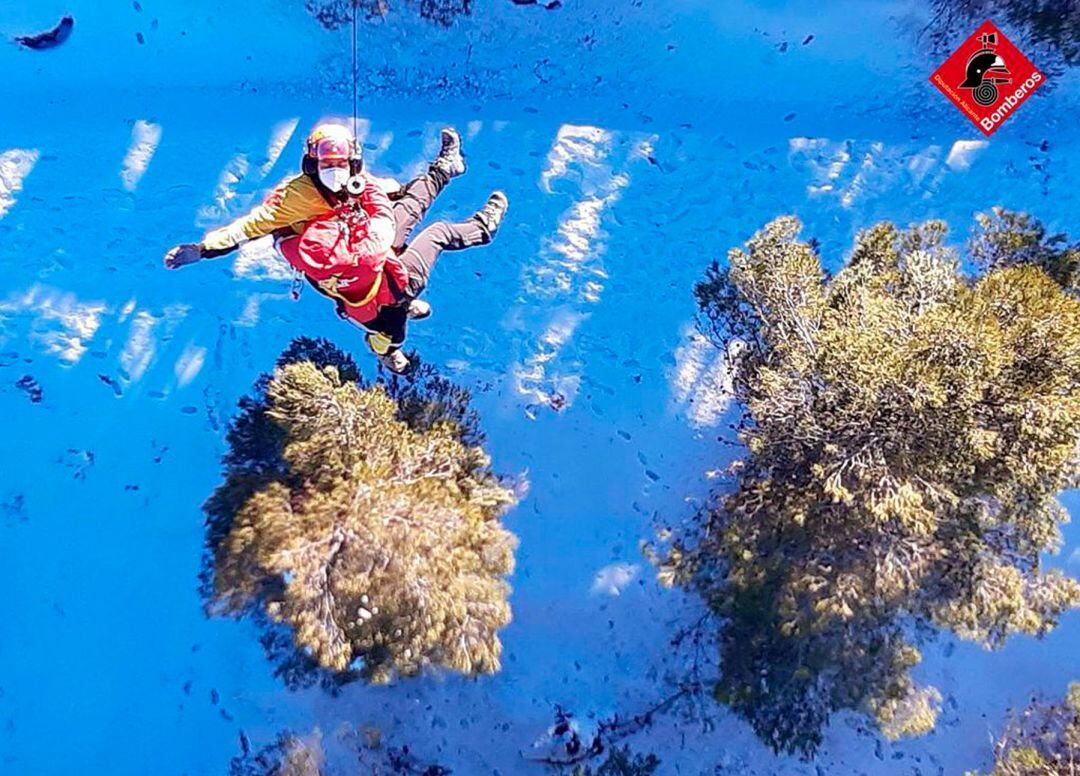 Imagen del rescate desde el helicóptero con el fondo nevado