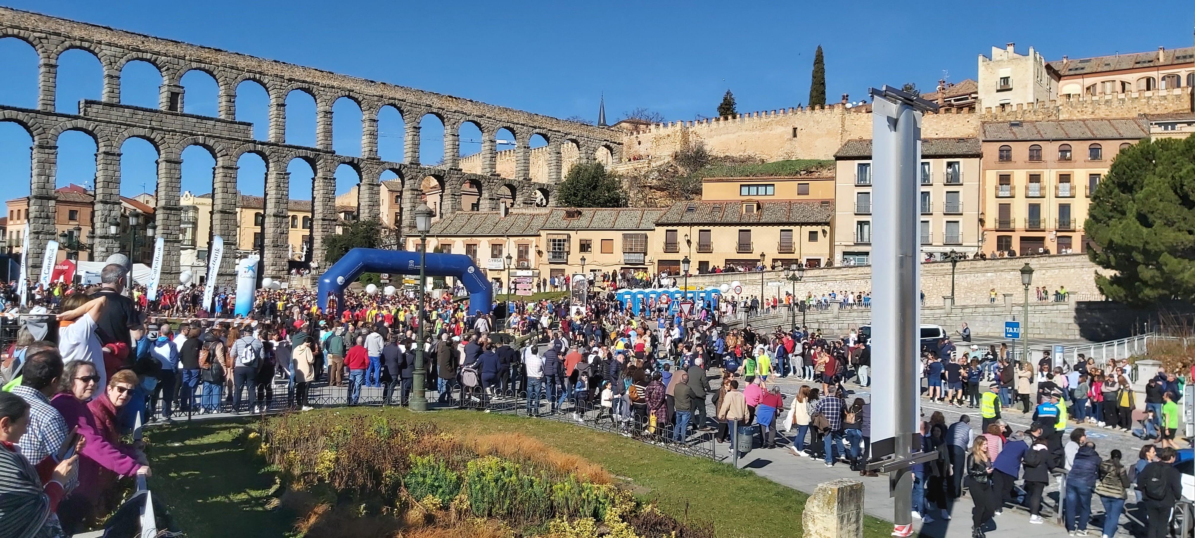 Antes de la salida de la Media Maratón Ciudad de Segovia (desde Padre Claret))