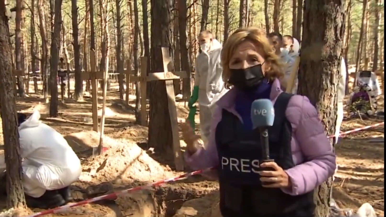 Almudena Ariza en plena crónica