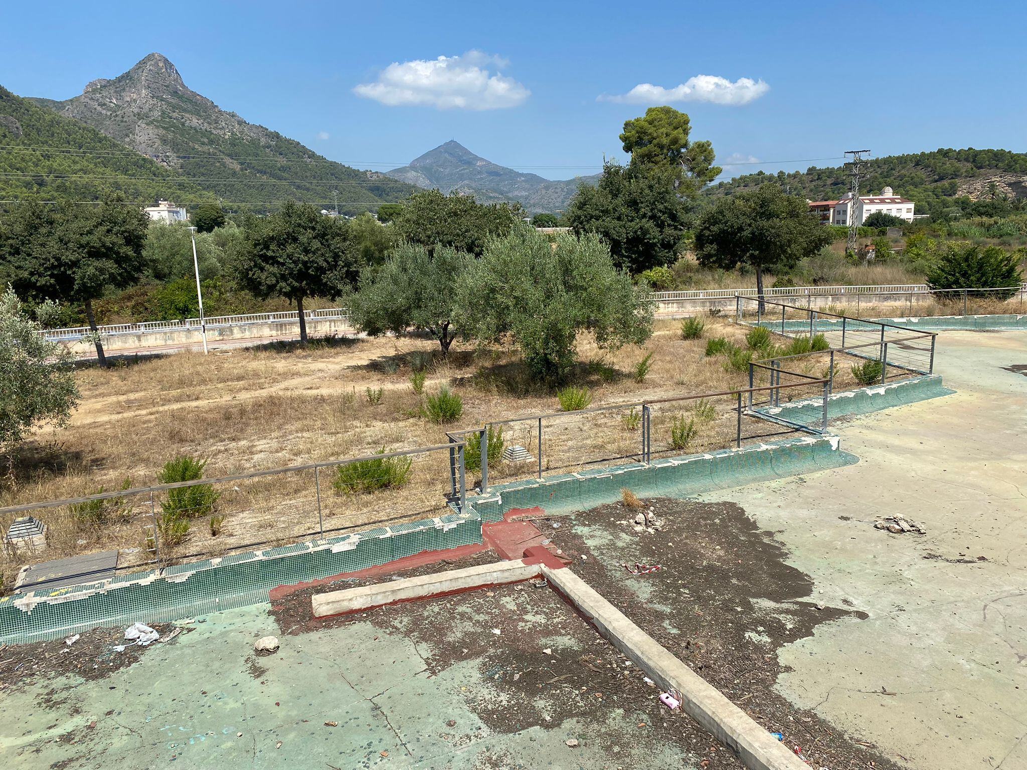 Fuente del paseo Germanías de Gandia en desuso.