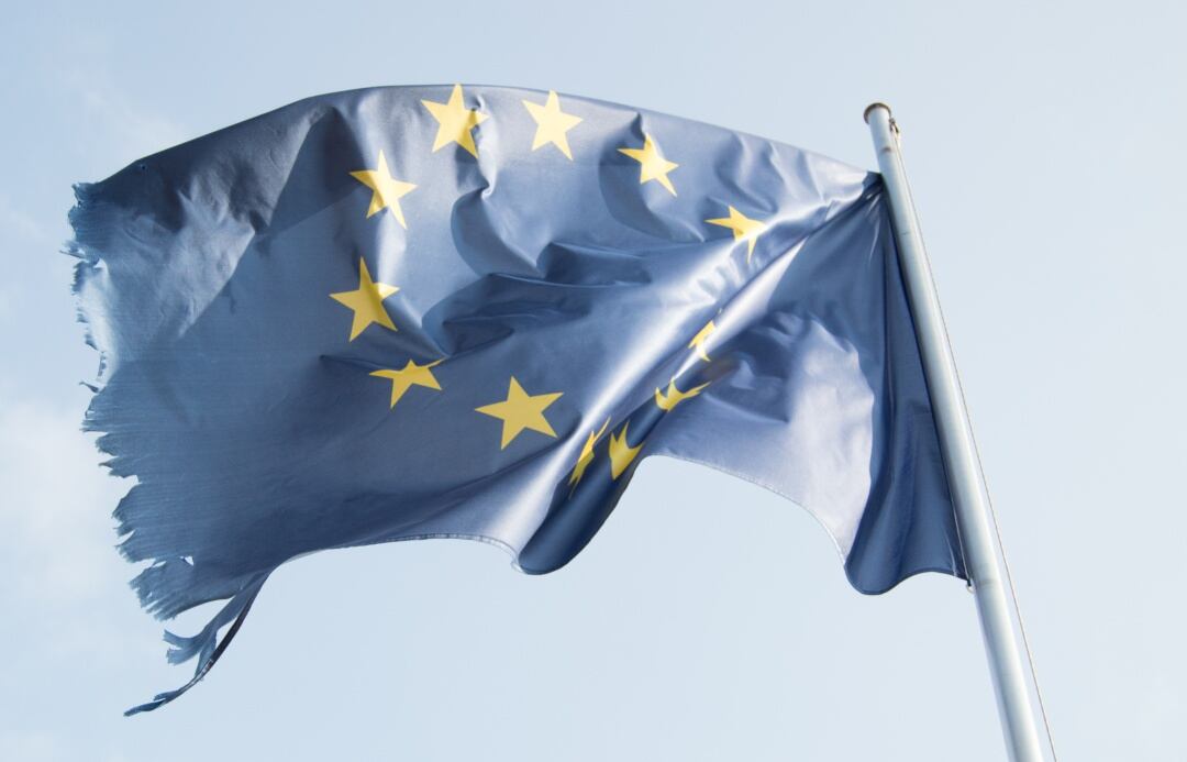 Bandera raída de la Unión Europea