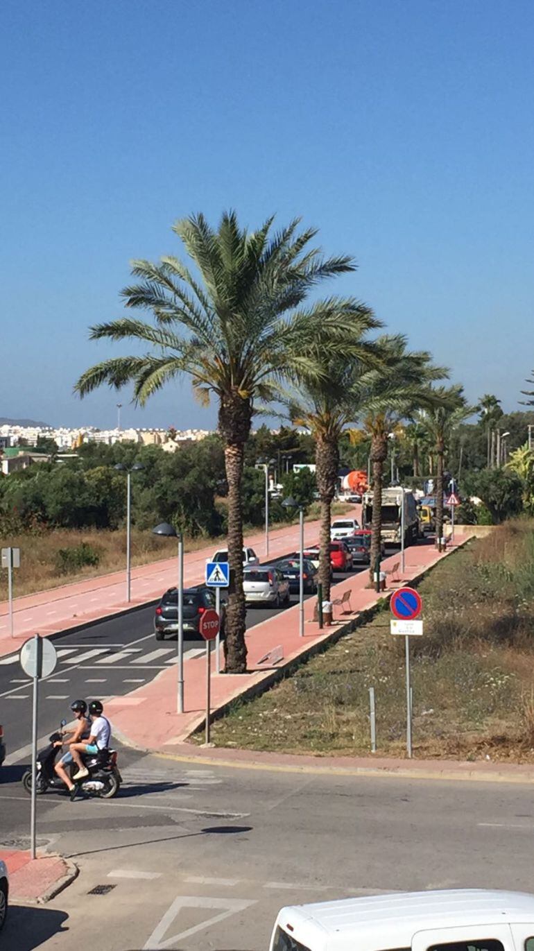 Cola de vehículos en una carretera de Ibiza
