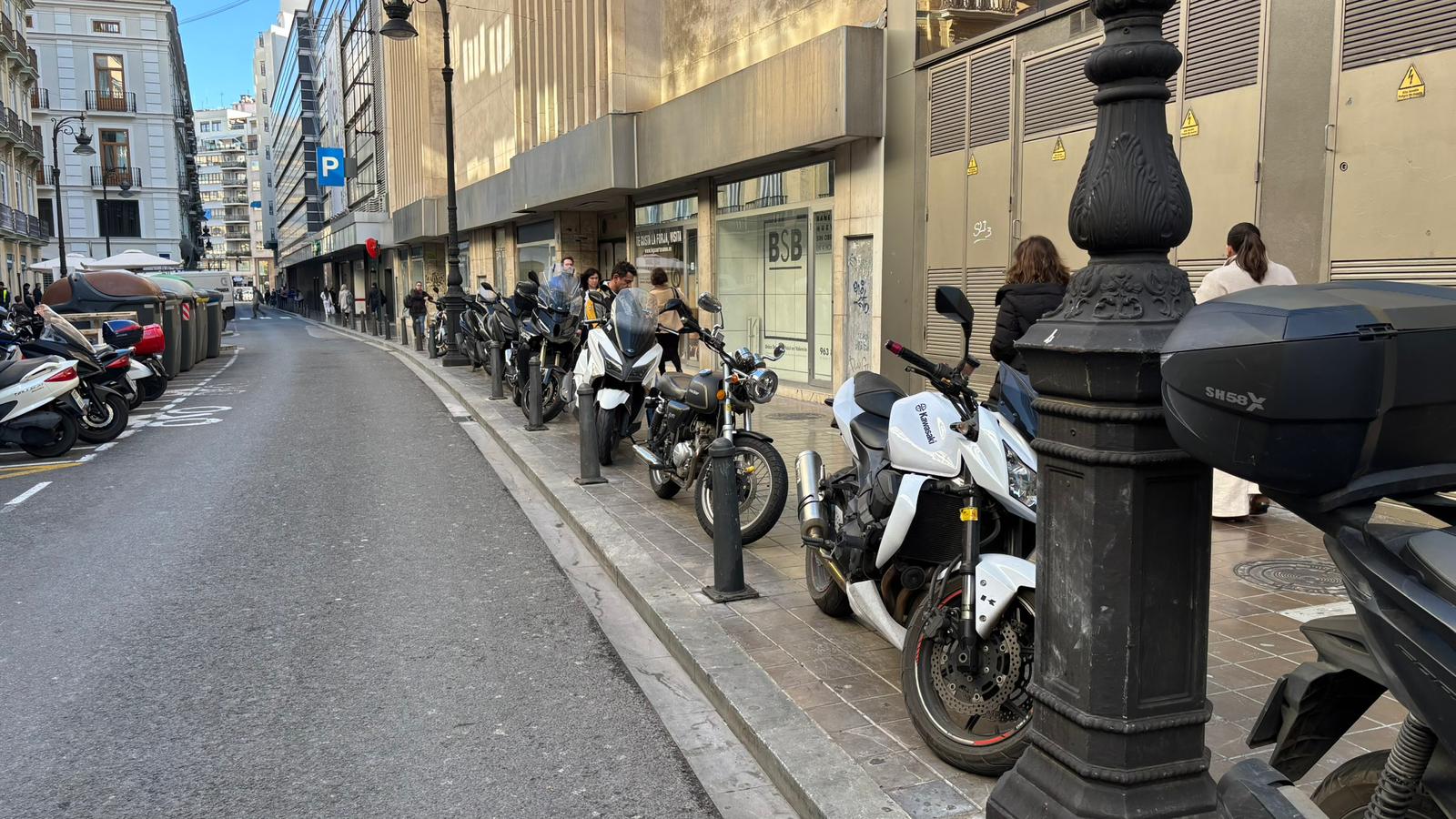 Calle céntrica de València en la que se aprecia cómo las motos aparcan encima de la acera