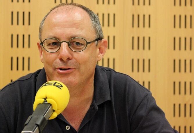 Juan Karlos Izagirre, alcalde de San Sebastián, en los estudios de Radio San Sebastián