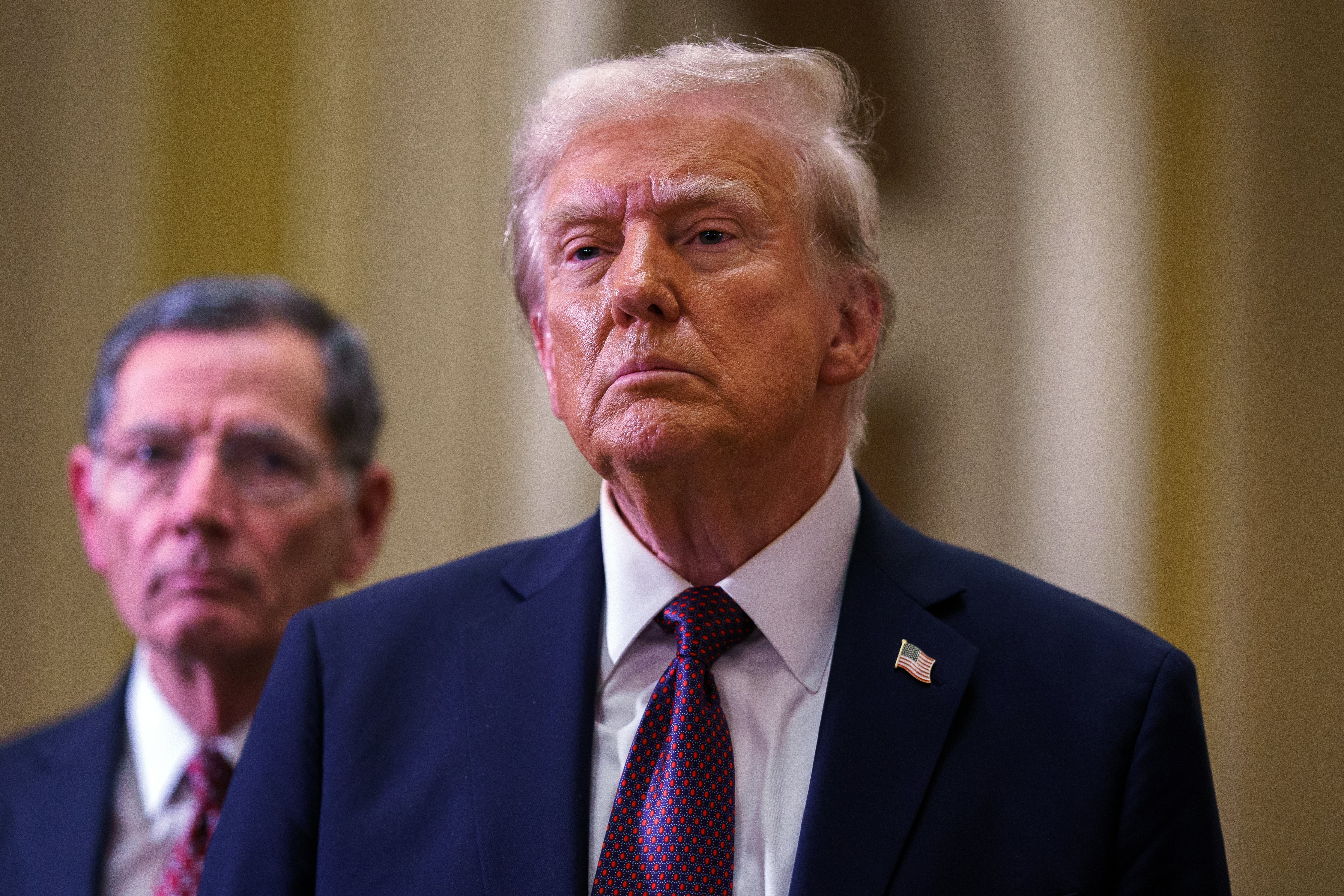 El presidente electo de Estados Unidos, Donald Trump, asiste a una reunión en el Capitolio en Washington (Estados Unidos). 