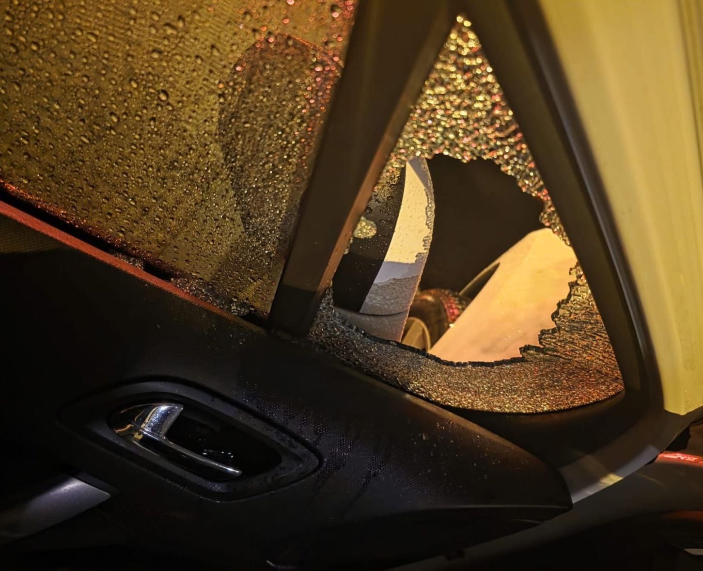 Coche de un vecino del parque La Coruña, en Collado Villalba.