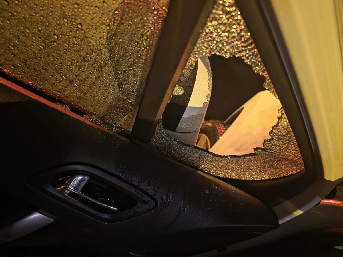 Alarma en Collado Villalba por una oleada de lunas reventadas en el Parque de La Coruña: «muchos cristales en el suelo rotos»