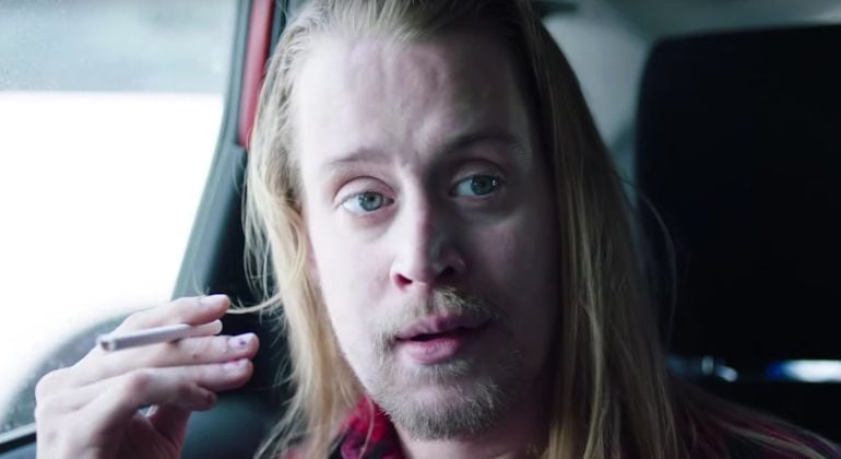 Macaulay Culkin en la webserie encarnando a un adulto Kevil McCallister. 