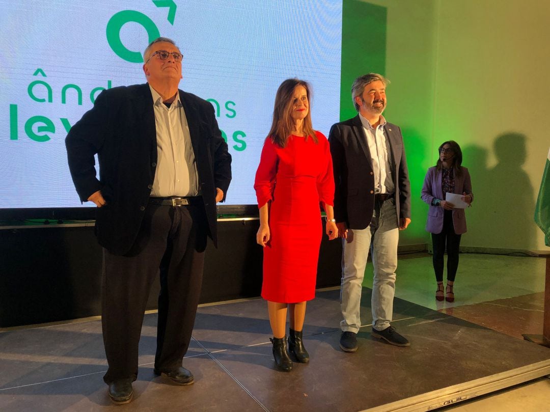 De izquierda a derecha: José Antonio Jiménez, de Iniciativa por Andalucía; Esperanza Gómez, de Más País, y Modesto González, alcalde de Coria del Río y coordinador nacional de AxSí. 