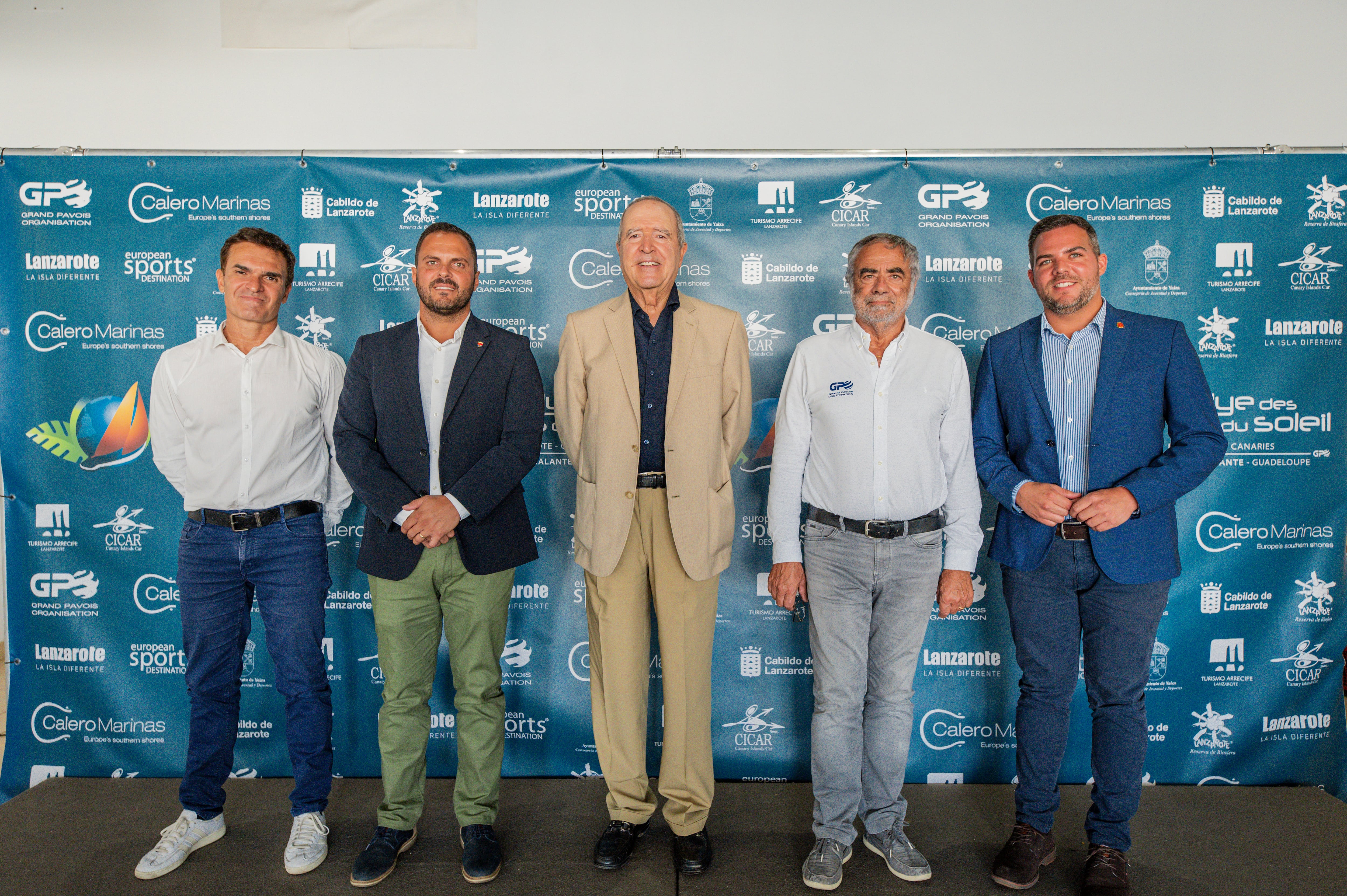 Autoridades y organizadores de la regata.