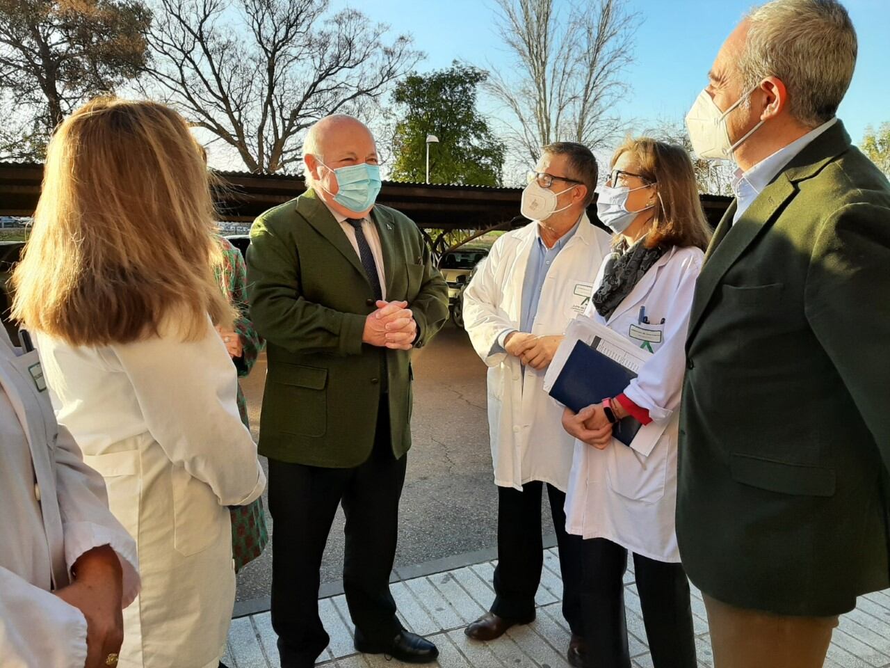 El consejero de Salud, Jesús Aguirre, visita el hospital San Agustín de Linares.