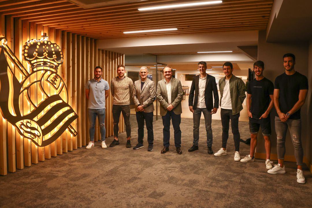 Fotografía de los capitanes con Imanol, Aperribay y olabe en el palco de Anoeta