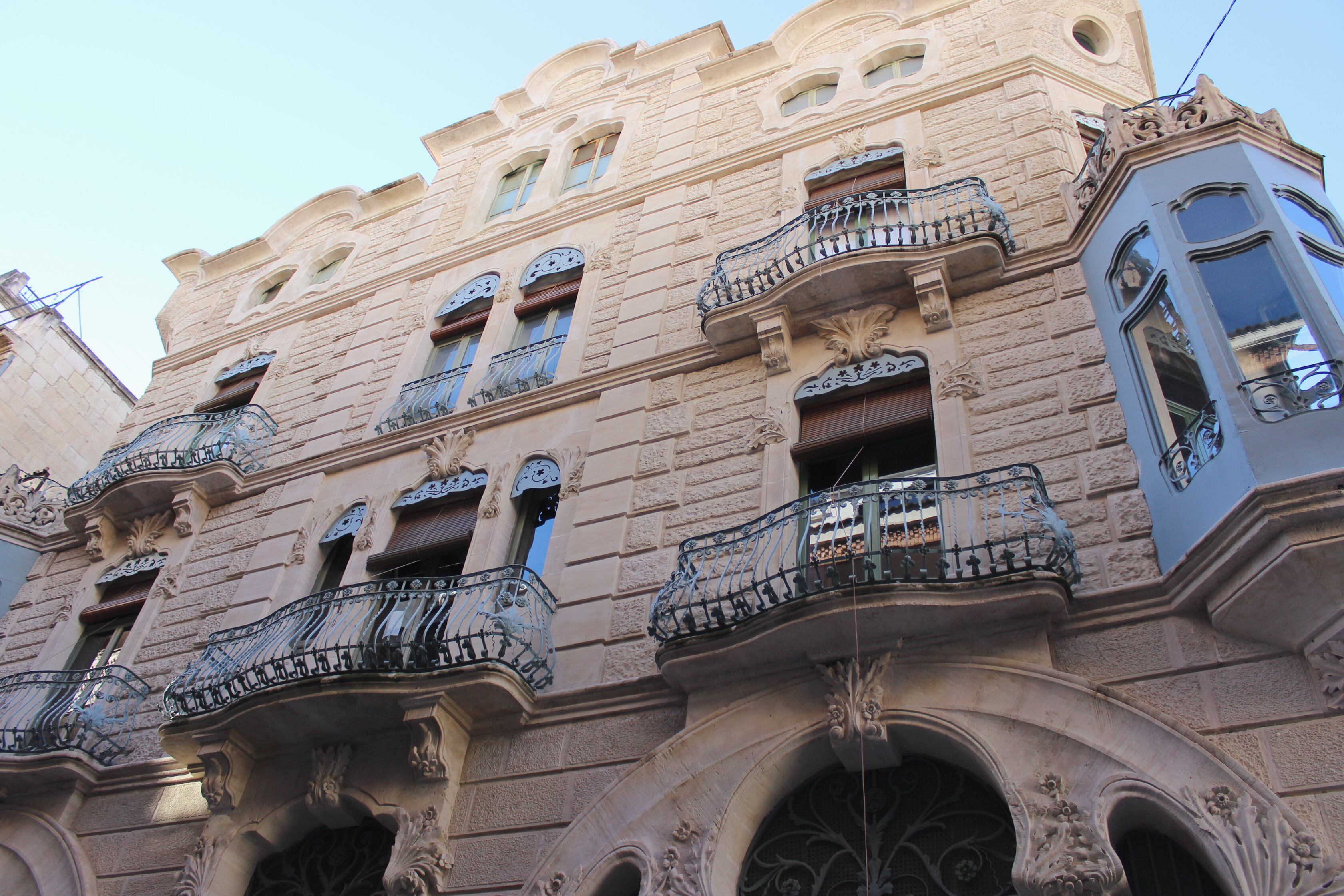L'alumnat del Conservatori de dansa d'Alcoi prepara la gala de fi de curs.
