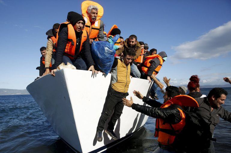 Refugiados saltando del bote a su llegada a Lesbos el pasado noviembre.