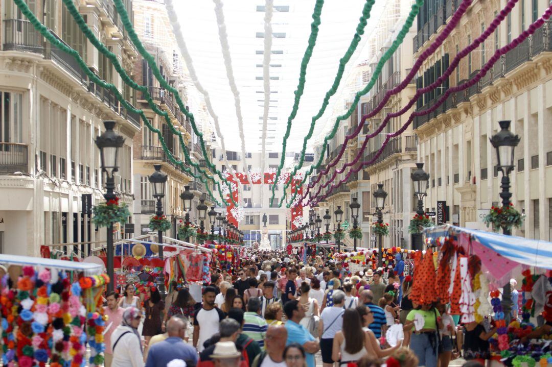 Archivo - Ambiente de la una jornada de feria en la calle Larios.