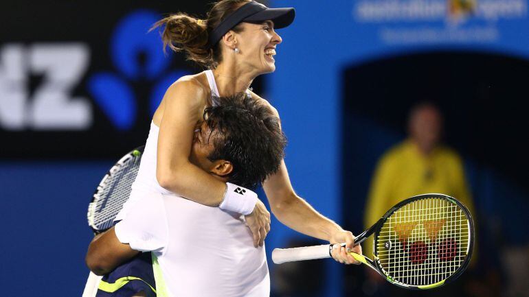 HIngis celebra la victoria en Melbourne junto a Leander Paes