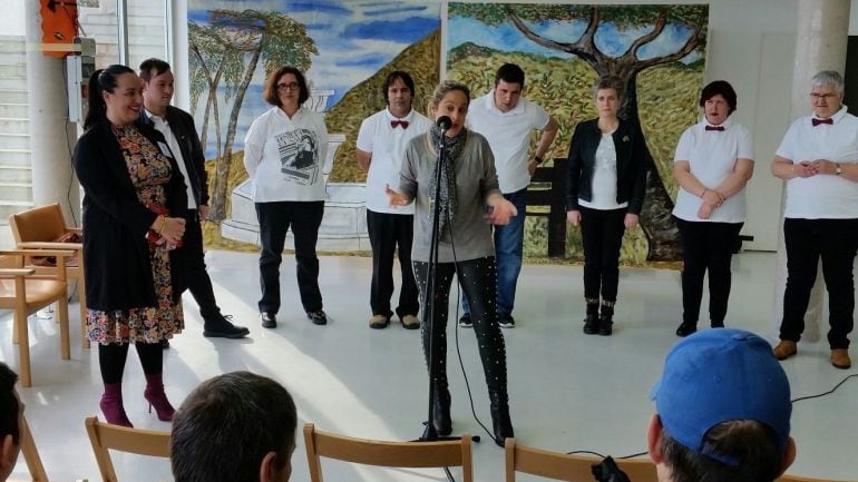 La alcaldesa de Viveiro, Maria Loureiro, con el grupo de teatro de la Asociación de Axuda ao Enfermo Mental A Mariña