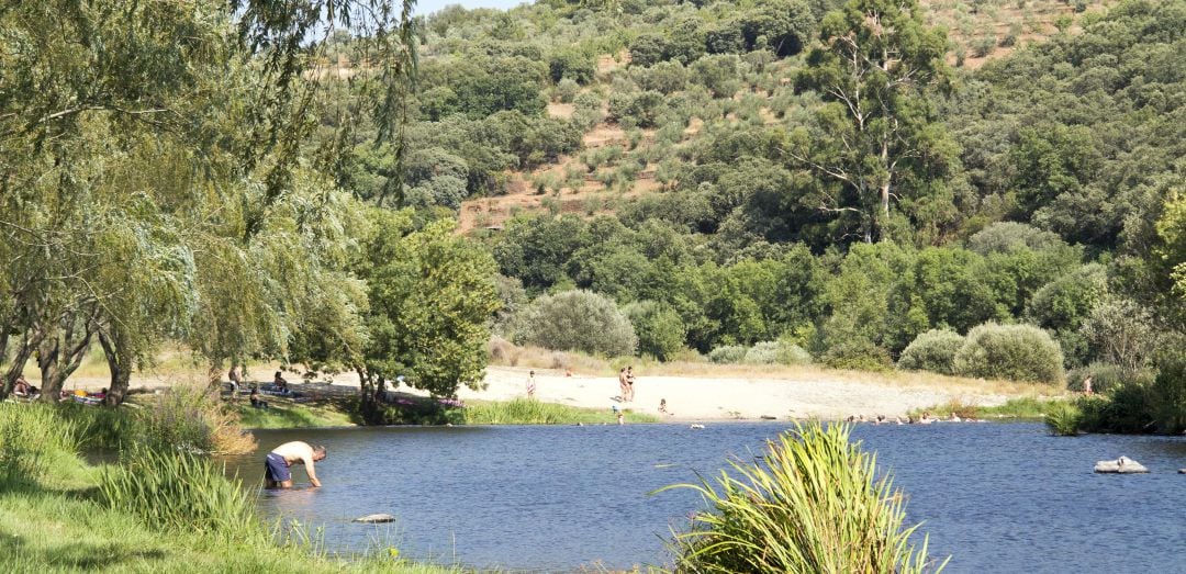 El río Alagón en la provincia de Salamanca a su paso por la zona de baño de la localidad de Sotoserrano