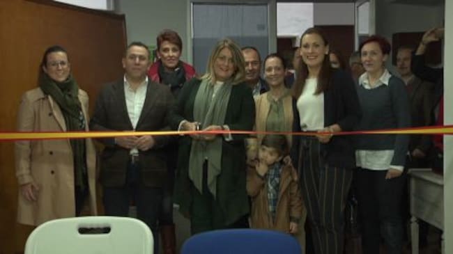 La diputada provincial, Angeles Isaac fue la madrina del acto y encargada de cortar la cinta de la renovada sede