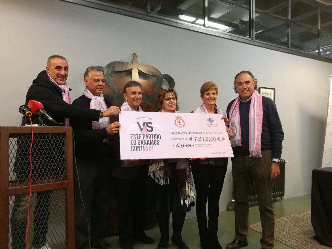 Representantes de ALMOM reciben el cheque de manos de los dirigentes del club