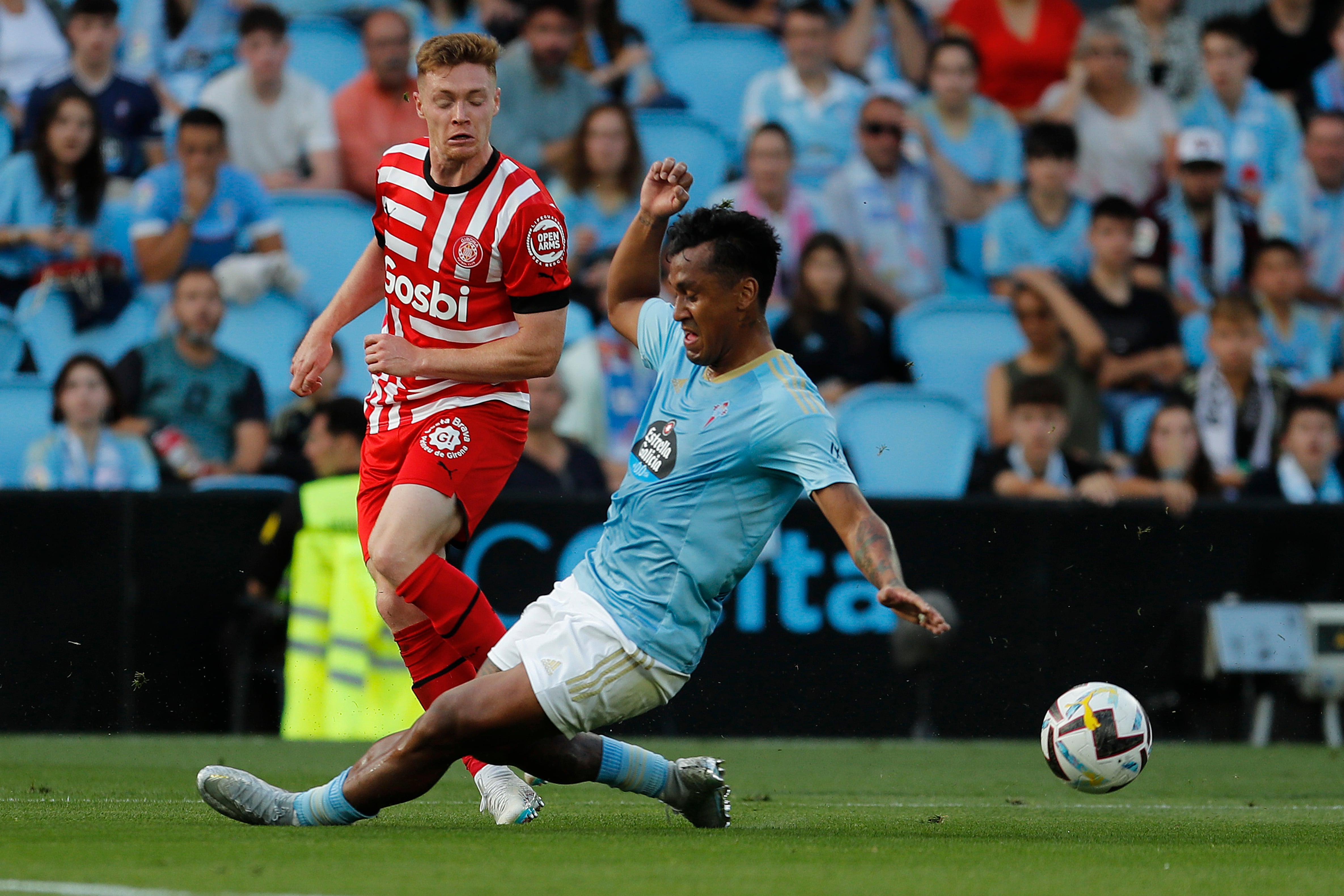 VIGO (PONTEVEDRA), 23/05/2023.- El centrocampista del Celta Renato Tapia (d) trata de cortar el pase de Viktor Tsygankov, del Girona, durante el partido de Liga en Primera División que Celta de Vigo y Girona FC disputan este martes en el estadio de Balaídos. EFE/Salvador Sas
