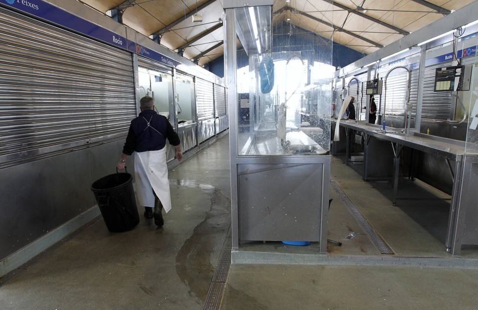 FERROL, 17/03/2022.- La persianas bajadas en varios de los puestos del mercado de pescado de Ferrol, este jueves, afectados por el paro en el sector pesquero en la comarca donde barcos de Cedeira y Cariño no han salido a faenar. EFE/Kiko Delgado