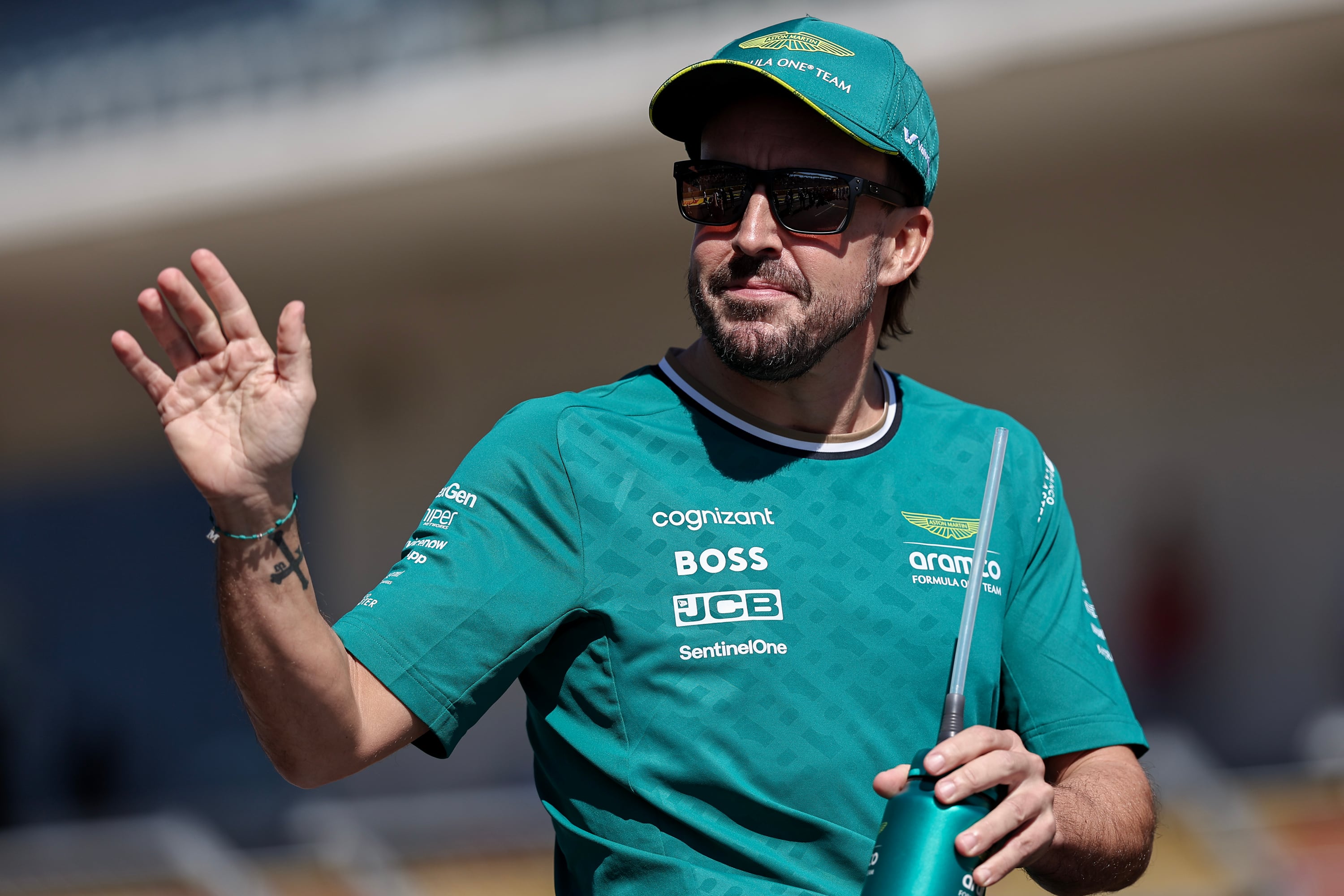 El piloto español Fernando Alonso pasea por el &#039;pit lane&#039; del GP de Estados Unidos 2024