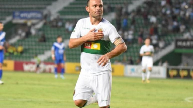 Nino se toca el escudo mirando a la grada del Martínez Valero