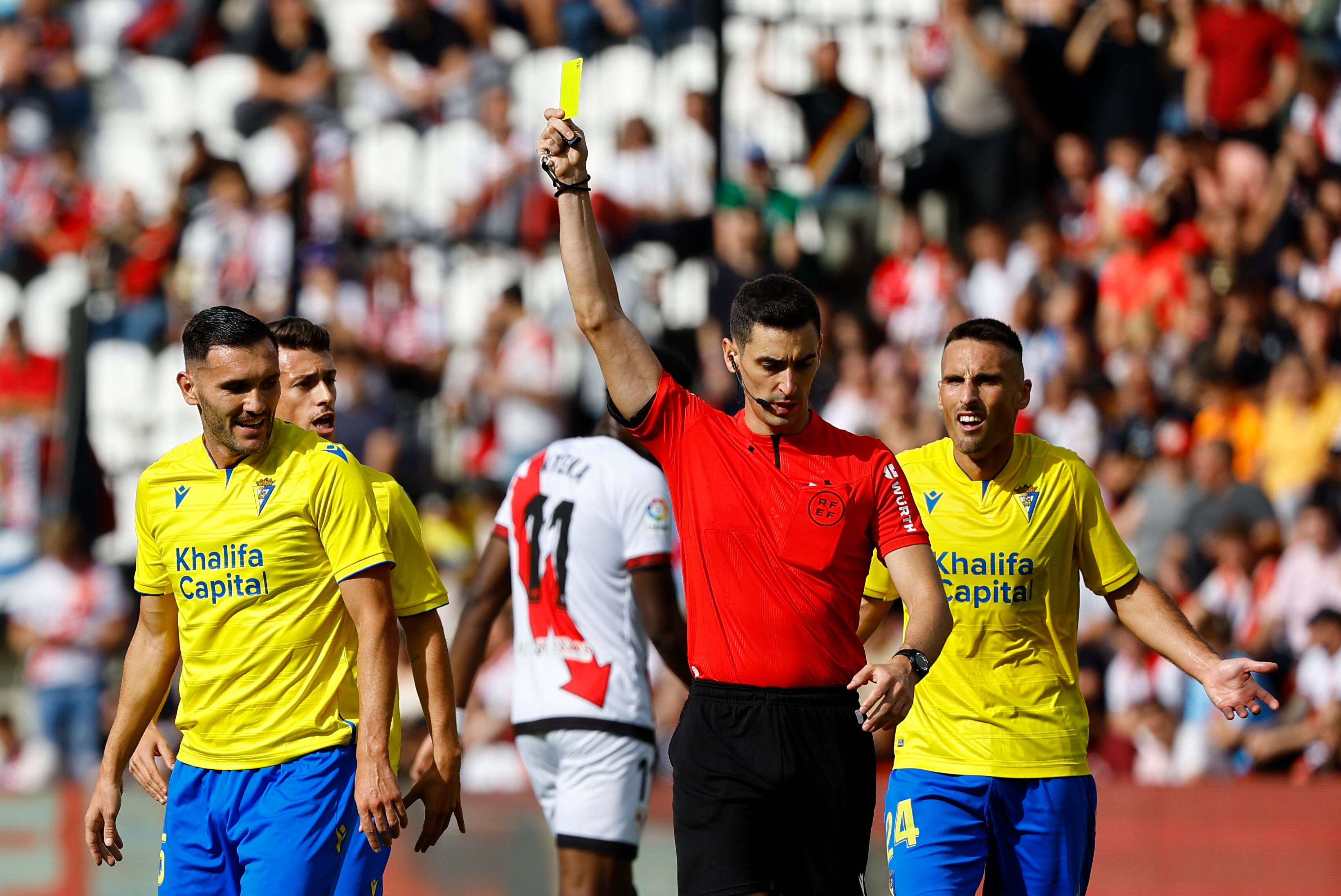 MADRID, 22/10/2022.- El colegiado muestra la tarjeta amarilla al jugador del Cádiz Josep María Chavarría, durante el partido de LaLiga entre el Rayo Vallecano y el Cádiz celebrado este sábado en el estadio de Vallecas en Madrid. EFE/ Sergio Pérez
