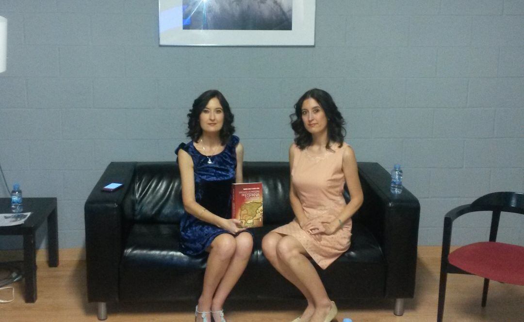 María y Laura presentando su libro