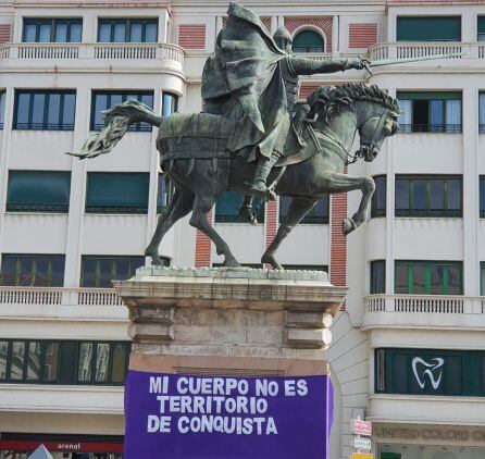 Pancarta en la estatua de El Cid