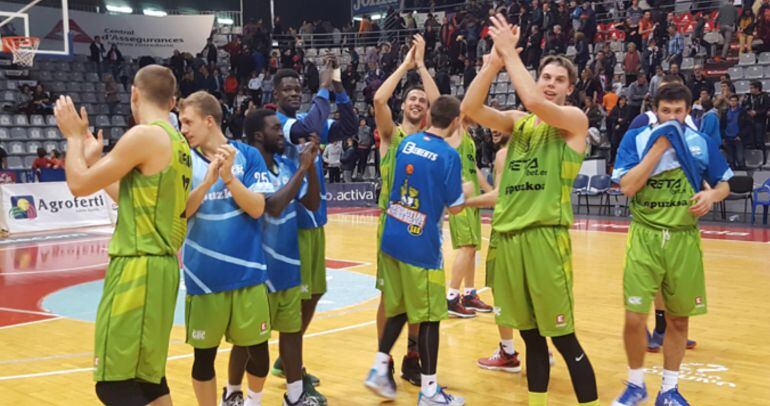 Los jugadores del GBC celebran la impresionante victoria en Lleida.