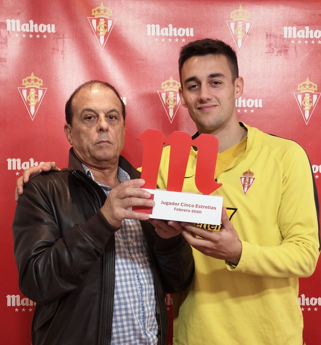 Pedro Díaz recogió el premio al mejor jugador del Sporting de febrero