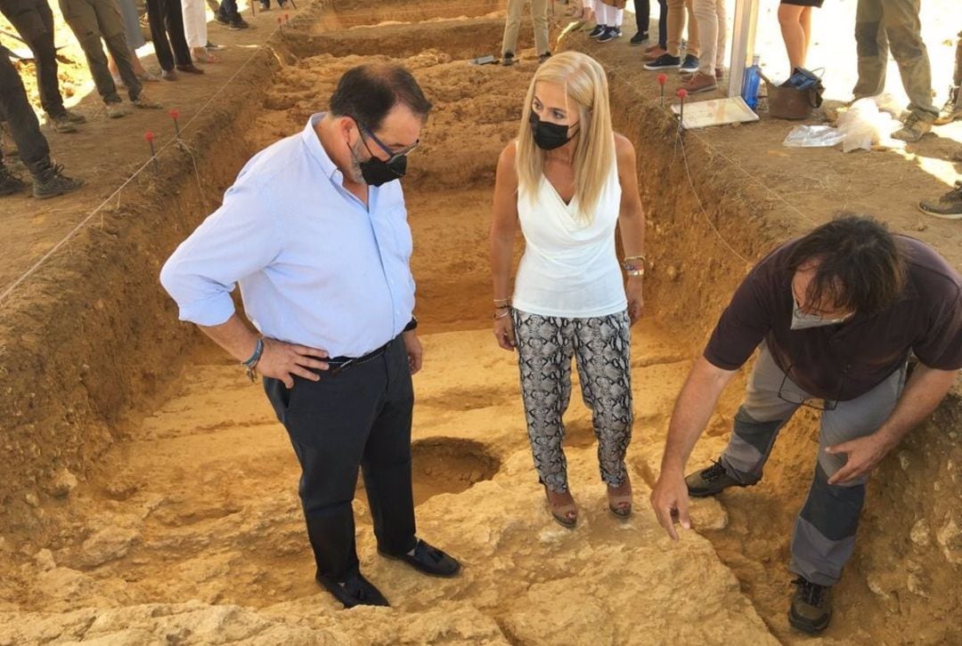 Juasn Ávila, alcalde de Carmona; Patricia del Pozo, consejera de cultura y el arqueólogo Juan Manuel Román