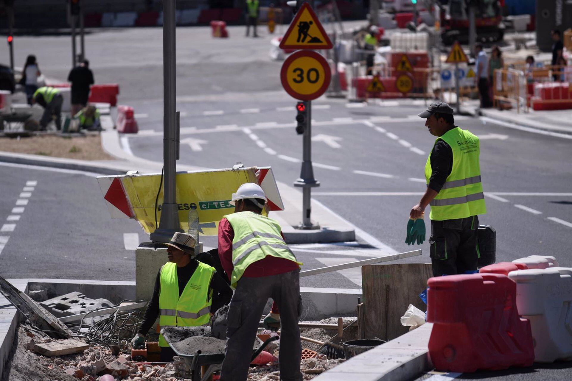 Varios obreros trabajan en una obra