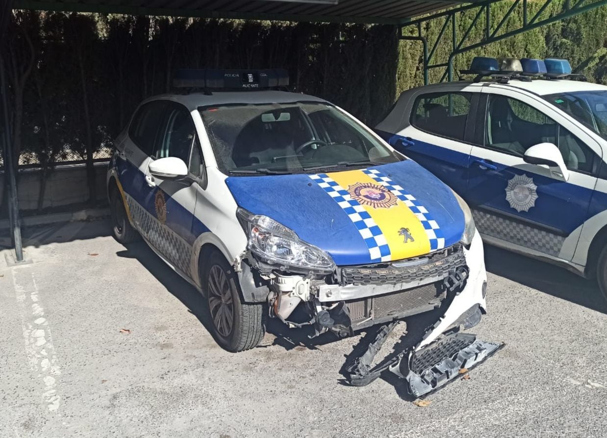 Imagen de archivo de un coche de la Policía Local accidentado en dependencias policiales