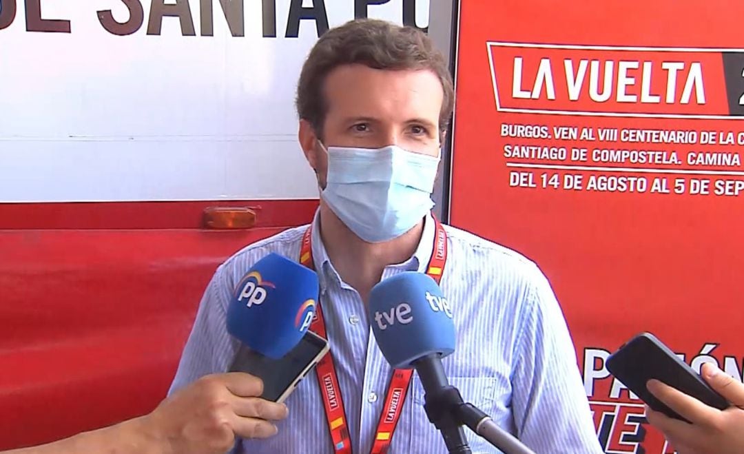 El presidente del PP, Pablo Casado, asiste este sábado en Santa Pola a la salida de la octava etapa de la Vuelta Ciclista a España.